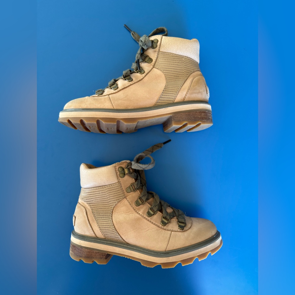 Sorel women’s size 6 waterproof lace up boots